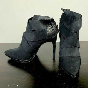 Jessica Simpson Black Elastic Strapped w/ Snake Leather Zip Back Pointed Heels